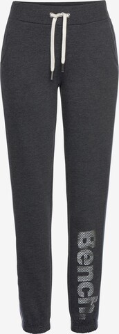 Tapered Pantaloncini da pigiama di BENCH in grigio: frontale