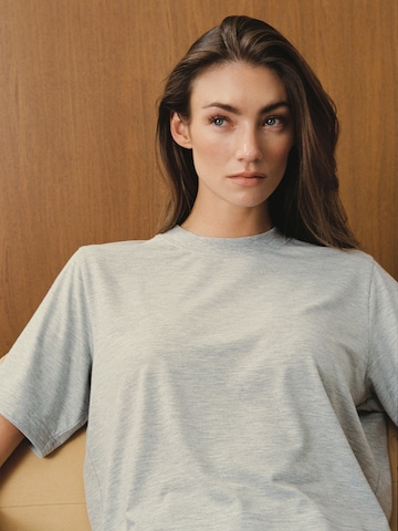 RÆRE by Lorena Rae Тениска в сиво