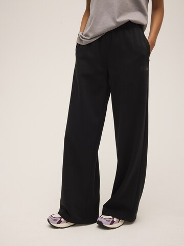 Pantalon 'CALICE regular wide graphic sweat pants' FILA en noir : devant
