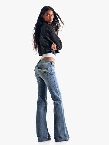 Bershka Flared Jeans i blå