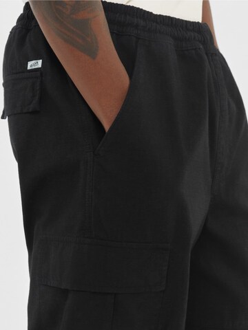 GUESS Loose fit Cargo Pants in Black