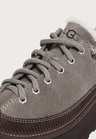 UGG Šněrovací boty 'Heritage' – šedá