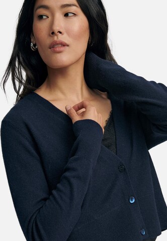 Cardigan include en bleu