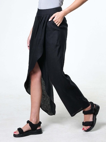 Metamorphoza Loose fit Pants in Black: front