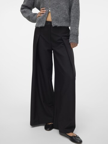 VERO MODA Wide leg Pleat-front trousers 'NOLA' in Black