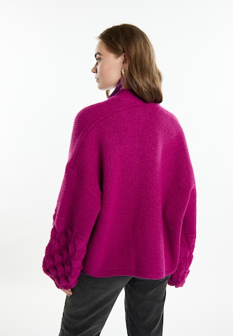 Geacă tricotată de la IZIA pe roz