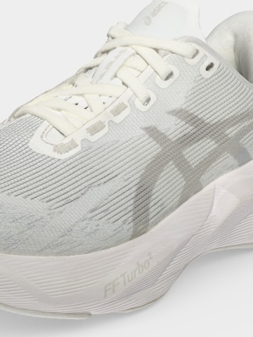 ASICS - Sapatilha de corrida 'Novablast 6' em branco