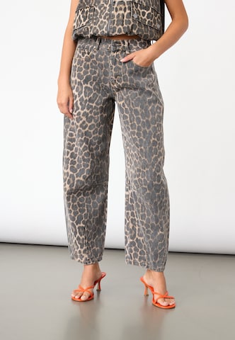 Barrel Jeans 'FIORA' di SISTERS POINT in marrone: frontale