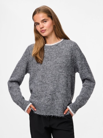 Pullover 'PCIVY' di PIECES in grigio: frontale
