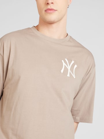 NEW ERA T-shirt 'League Essentials' i beige