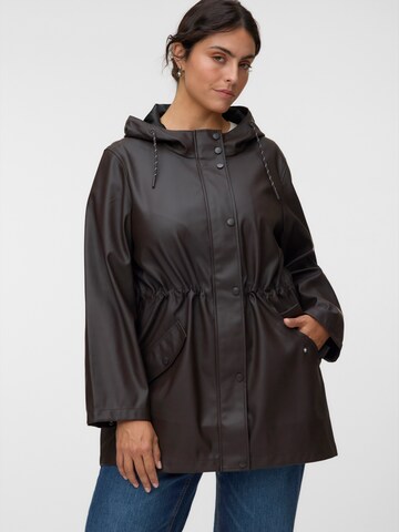 Vero Moda Curve - Chaqueta de entretiempo 'VMMALOU' en marrón: frente