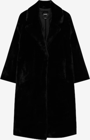 Pull&Bear Зимно палто в черно: отпред