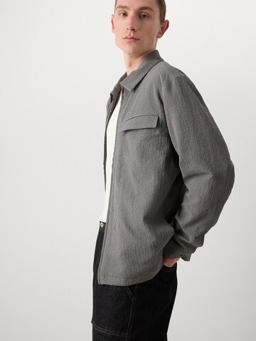 Calvin Klein Демисезонная куртка в Серый