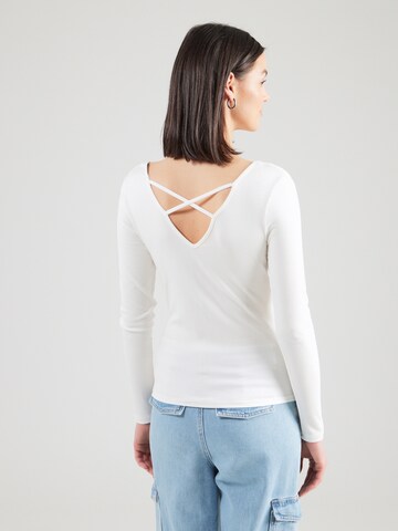 T-shirt 'Christina' ABOUT YOU en blanc