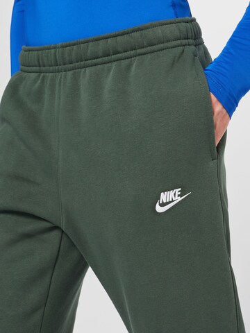 Tapered Pantaloni 'Club Fleece' di Nike Sportswear in verde