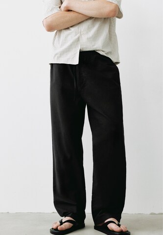 Pull&Bear Regular Trousers in Black: front