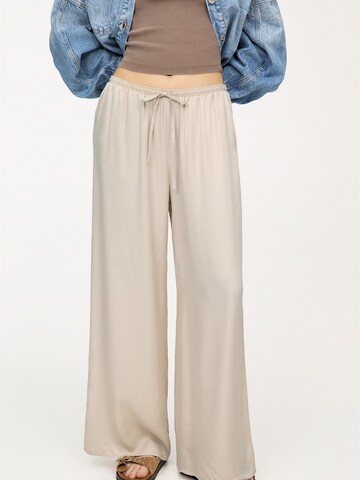 Wide leg Pantaloni di Pull&Bear in beige: frontale