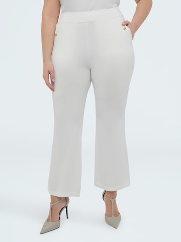 Flared Pantaloni di Fiorella Rubino in bianco