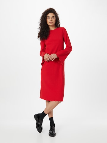 Monki Πλεκτό φόρεμα σε κόκκινο: μπροστά
