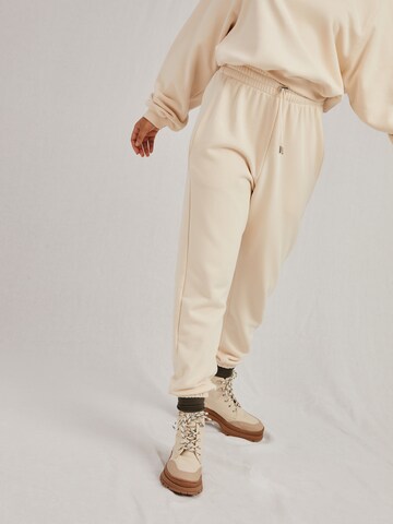 A LOT LESS Tapered Broek 'Ida' in Wit: voorkant