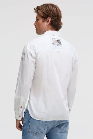 CAMP DAVID Slim Fit Strukturiertes Langarmhemd mit Logo-Applikationen in Weiß