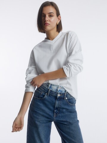 Pull&Bear Shirt in White: front