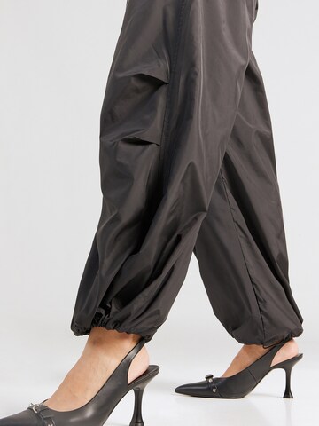 Tapered Pantaloni di WEEKDAY in nero