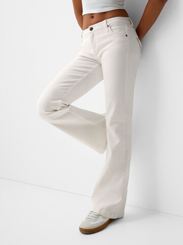 évasé Pantalon Bershka en blanc