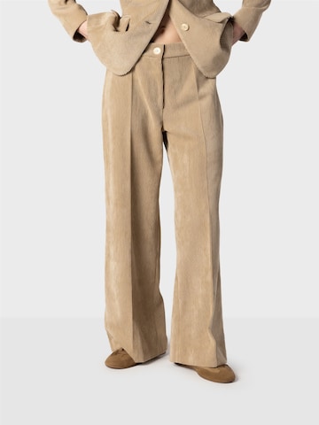 Regular Pantalon à plis ' ' NAULOVER en marron : devant