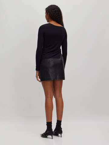 Tricou 'Vally' de la EDITED pe negru