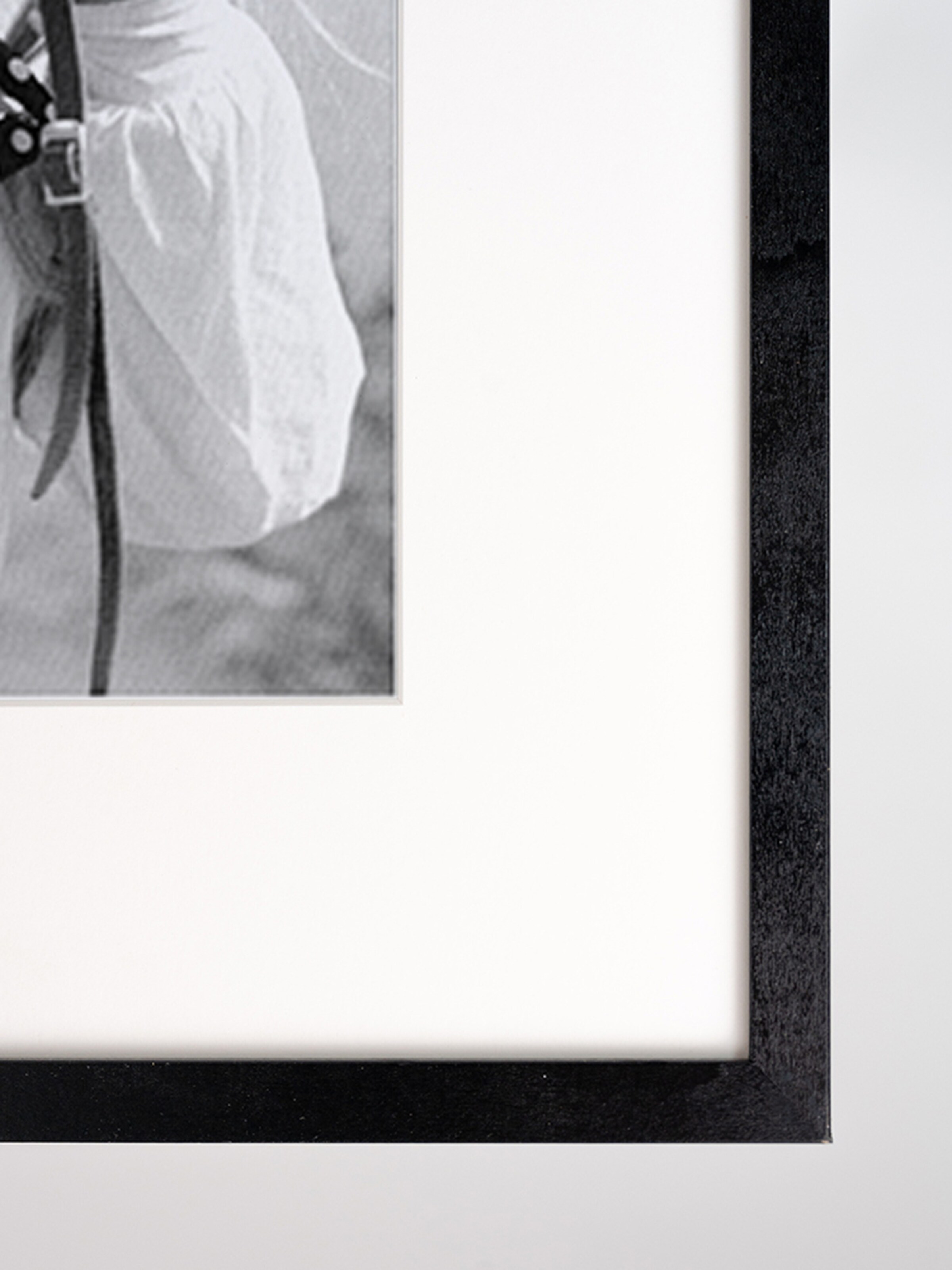 Männer Wohn-Accessoires Liv Corday Bild 'Brigitte with Her Camera' in Schwarz - OW79827 Männer Wohn-Accessoires Liv Corday Bild 'Brigitte with Her Camera' in Schwarz - OW79827