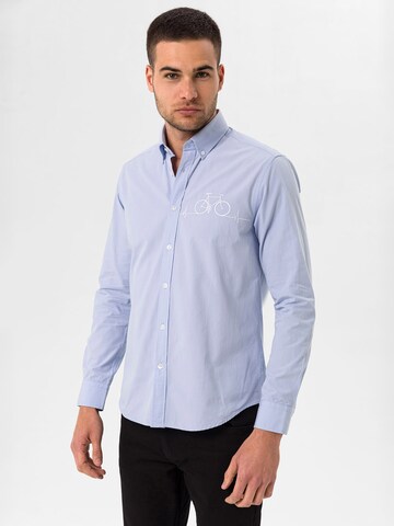 By Diess Collection - Ajuste estrecho Camisa 'Oxford' en azul: frente