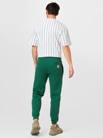 Karl Kani Zwężany krój Spodnie w kolorze zielony