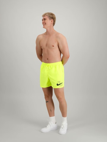 Nike Swim Regular Badshorts i gul