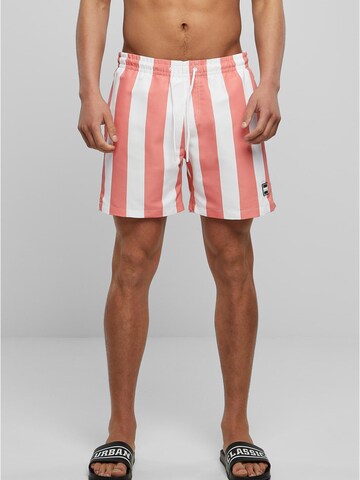 Shorts de bain Urban Classics en rose : devant