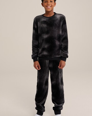Pijamale de la WE Fashion pe negru: față