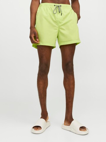 JACK & JONES Badeshorts 'Fiji' i grøn: forside