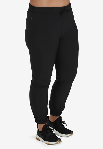 Q by Endurance Tapered Broek 'Maia' in Zwart: voorkant