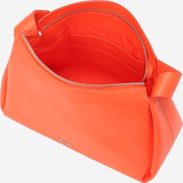 Calvin Klein Skuldertaske 'GRACIE' i orange