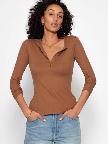 SASSYCLASSY - Camiseta en marrón