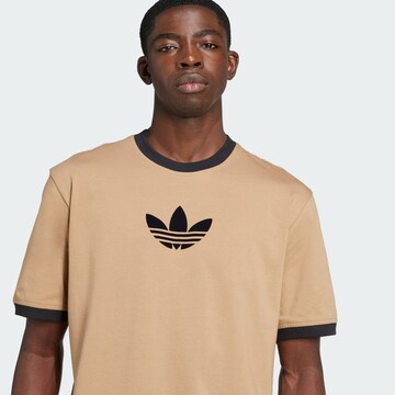 ADIDAS ORIGINALS - Camiseta 'Adicolor 2000s Cali' en marrón