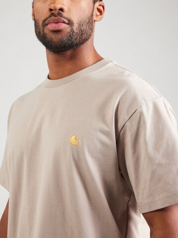Tricou 'Chase' de la Carhartt WIP pe gri