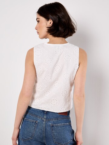 Gilet 'Broderie Anglaise' Apricot en blanc