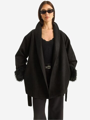 Cappotto di mezza stagione 'Mäntel' di Bianco Lucci in nero: frontale