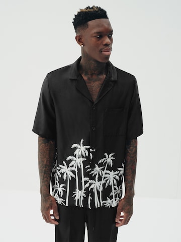 Sinned x ABOUT YOU Comfort fit Button Up Shirt 'Malik' in Black: front