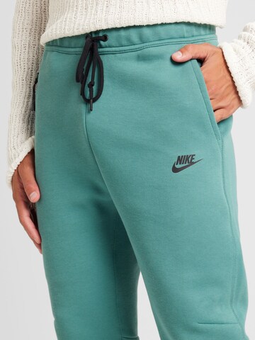 Tapered Pantaloni 'Tech Fleece' de la Nike Sportswear pe verde
