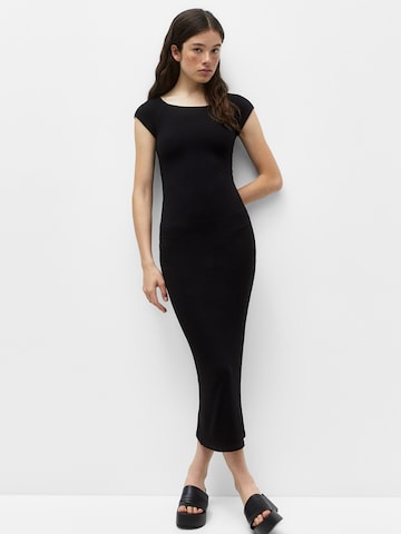 Rochie de la Pull&Bear pe negru: față