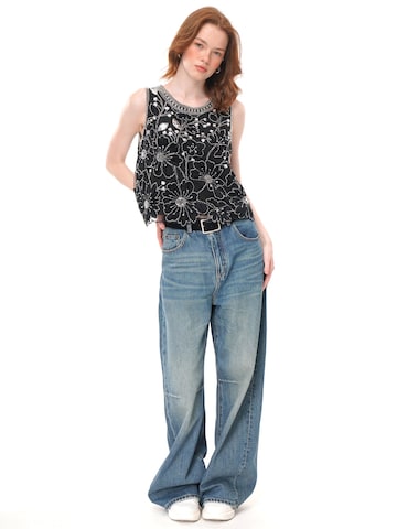 Top 'Floral Applique Beaded Sleeveless Top, Rhinestone‑Trimmed Sheer Crew Neck Vest' di yoligex in nero