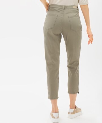 Coupe slim Pantalon 'Mary' BRAX en vert : derrière