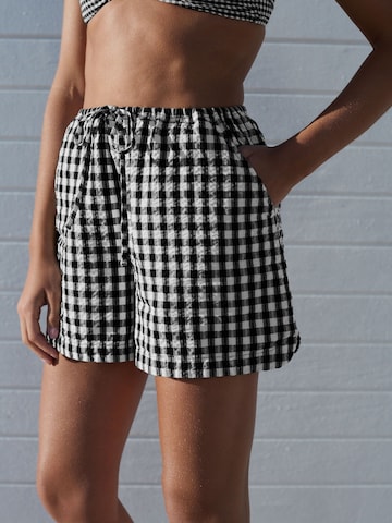 Next - regular Pantalón en negro